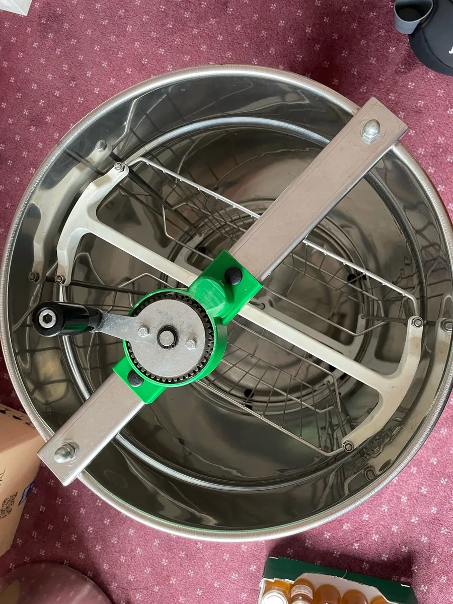 4 FRAME HONEY EXTRACTOR - Image 2