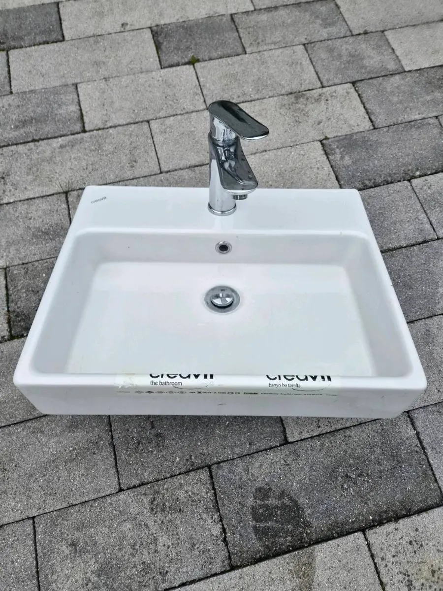 Bathroom sink