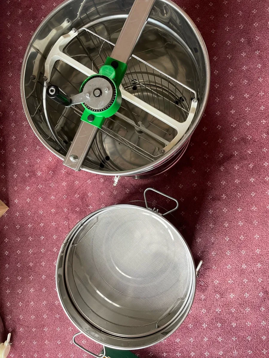 4 FRAME HONEY EXTRACTOR - Image 3