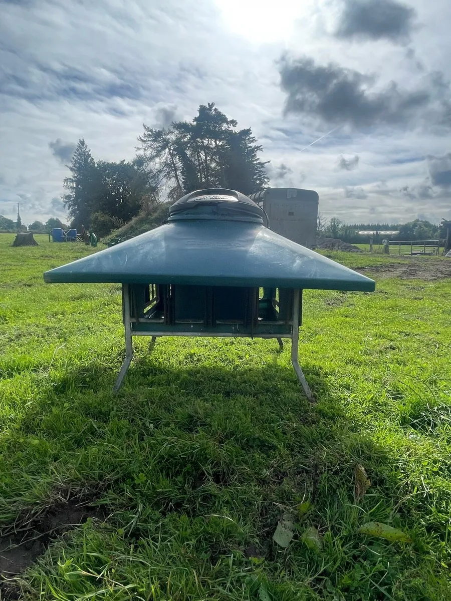 Lamb creep feeder and 3 hay racks - Image 1