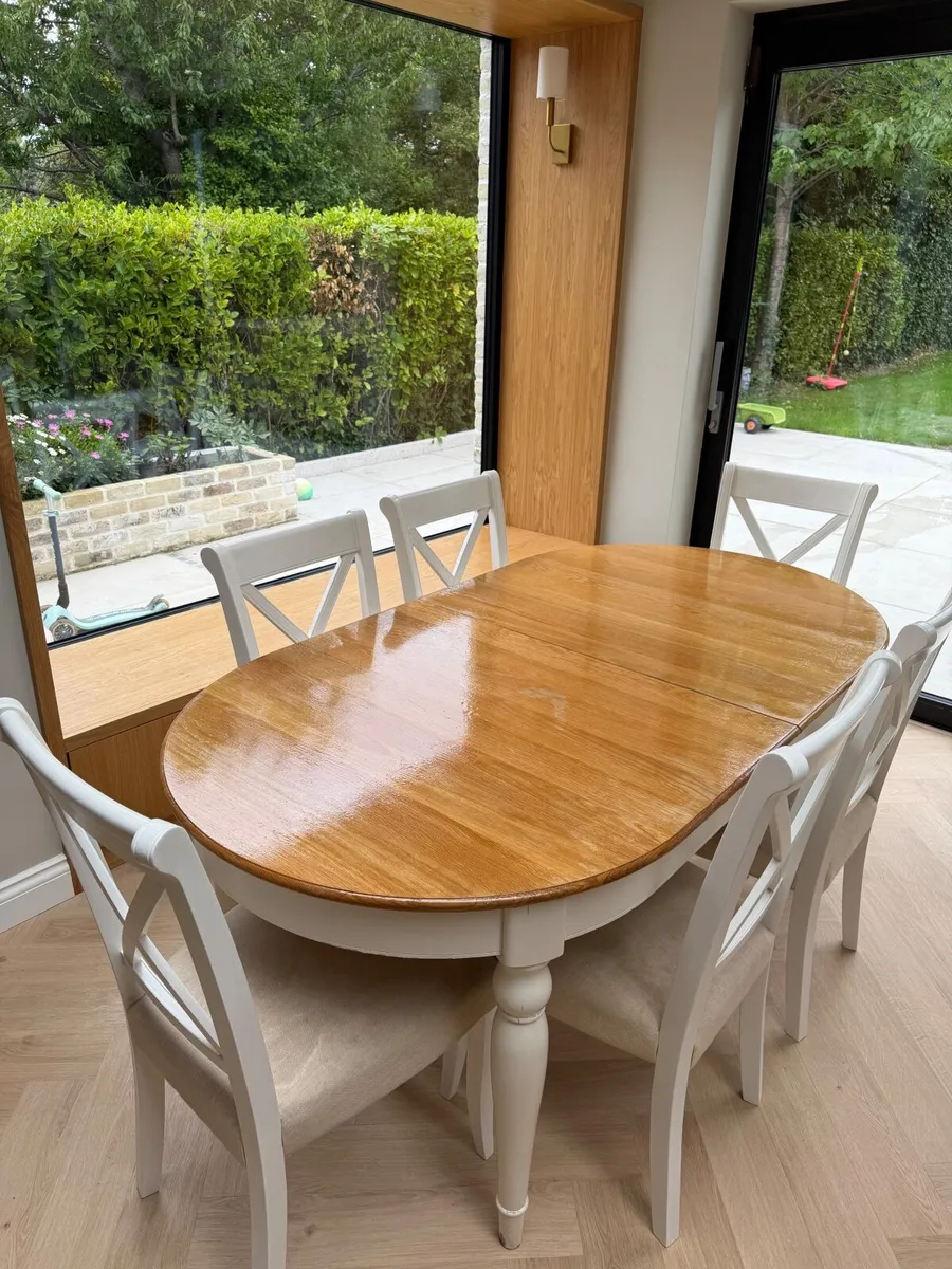 Solid oak dining table - Image 1