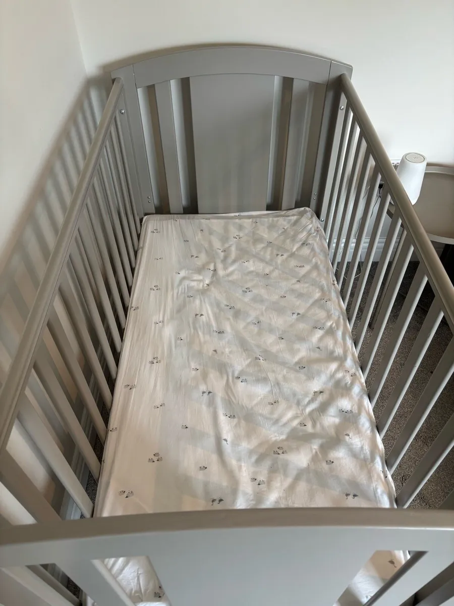 Cot & Changing Table/Drawer Unit - Image 3