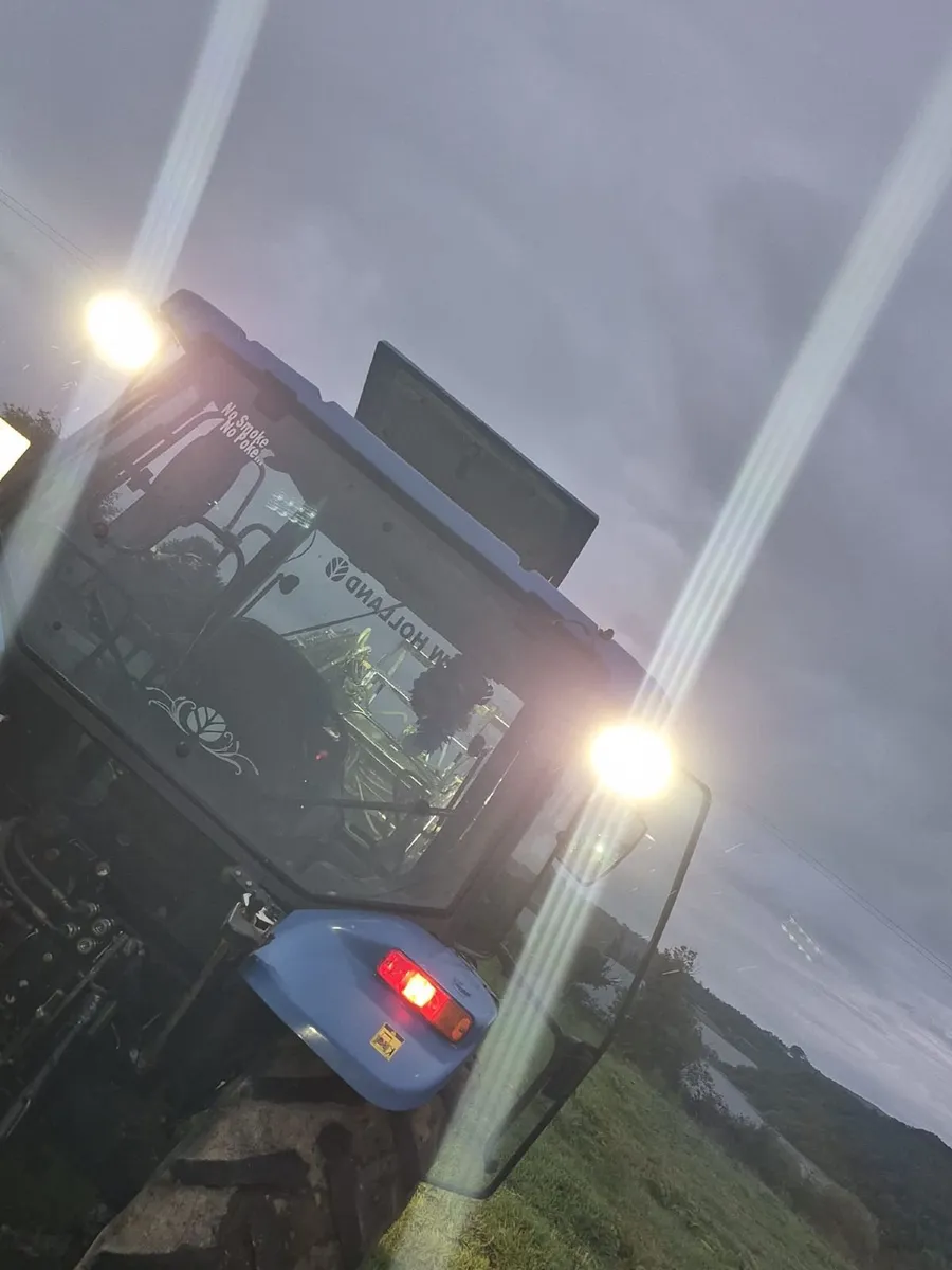 New Holland TL90A 2004 - Image 2