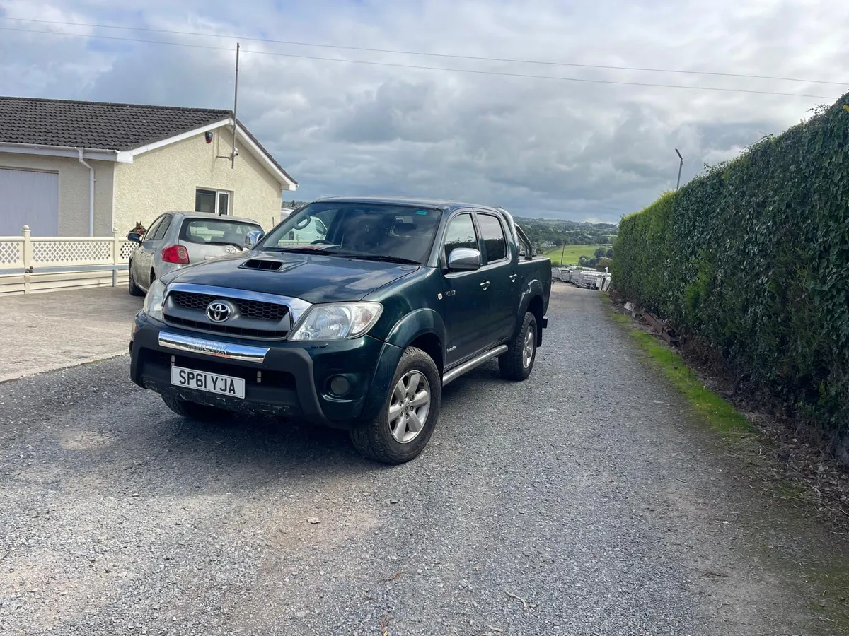 Toyota Hilux 2011 - Image 2