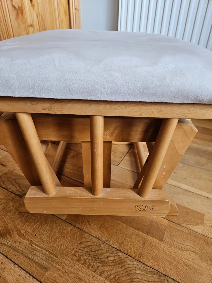 Nursing chair and footrest - Image 2