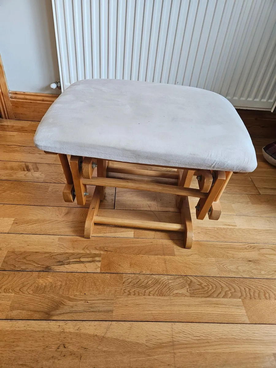 Nursing chair and footrest - Image 3