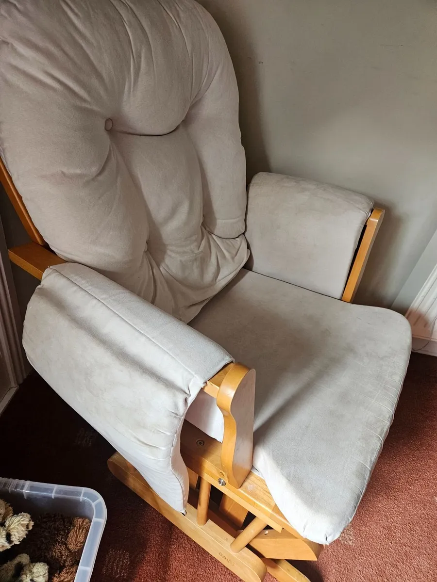 Nursing chair and footrest - Image 4