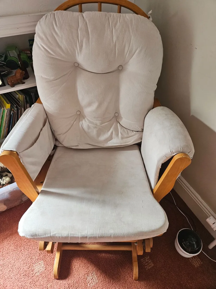 Nursing chair and footrest - Image 1