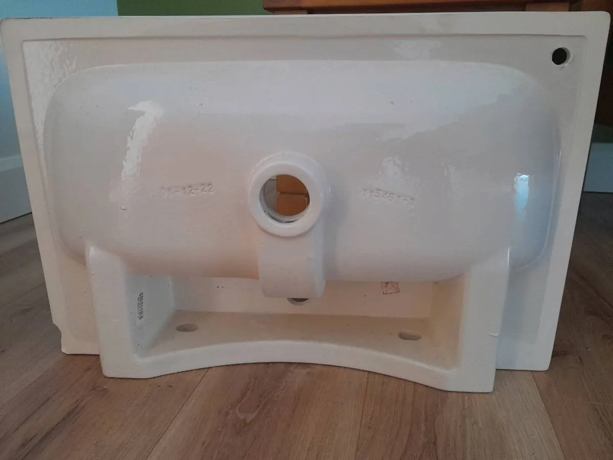 New Arlington 600mm ceramic wash basin - Image 2