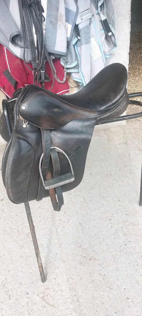 17" Saddle - Image 1