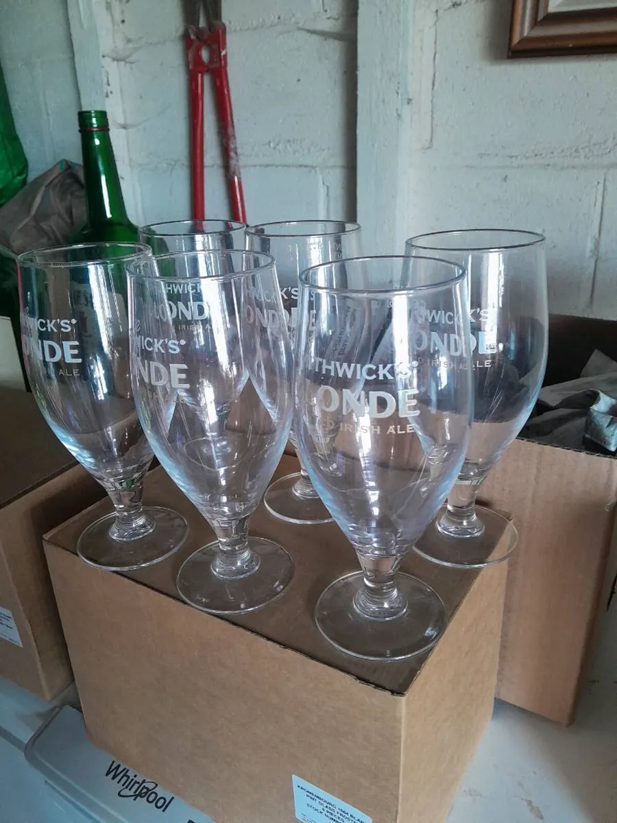 Six smithwicks blond pint glasses - Image 3