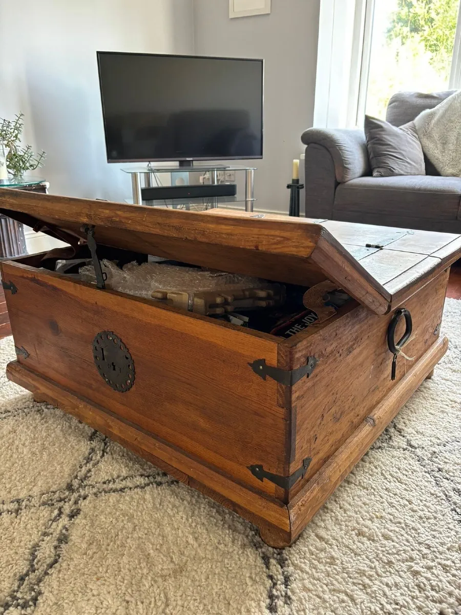Solid wood chest - Image 2