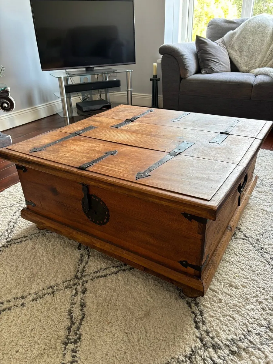 Solid wood chest - Image 1