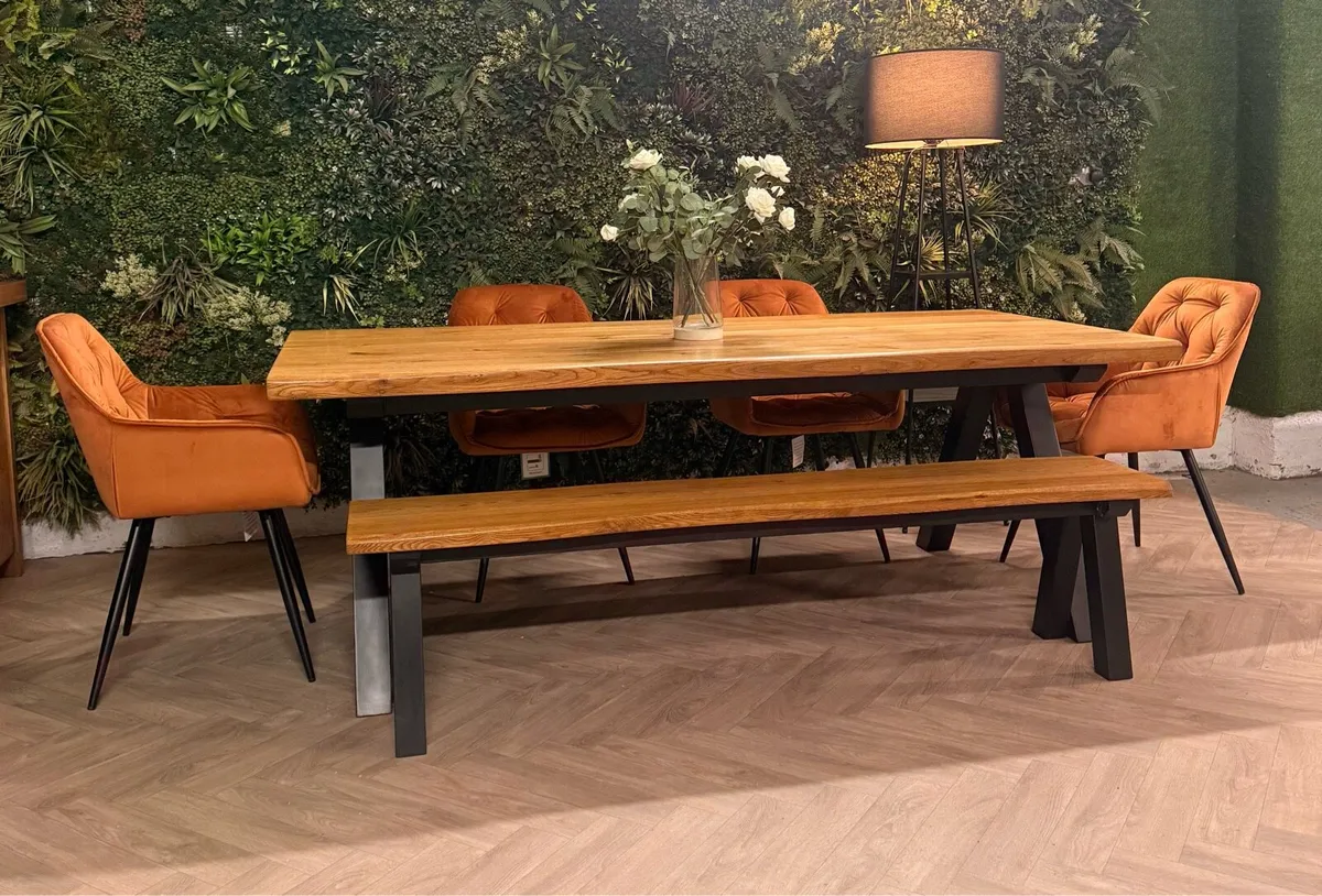 Stockton oak kitchen table, 4 chairs & bench (ex-d - Image 1