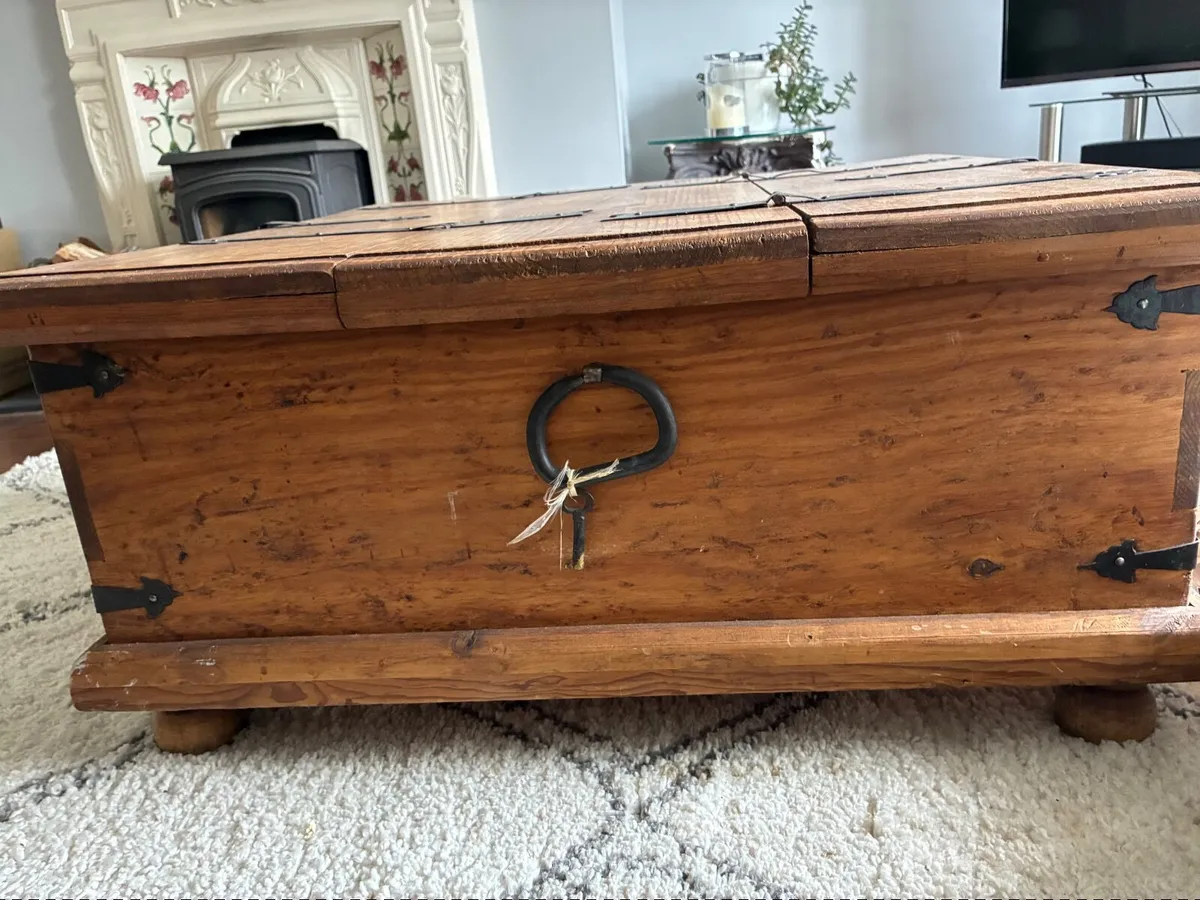 Solid wood chest - Image 4