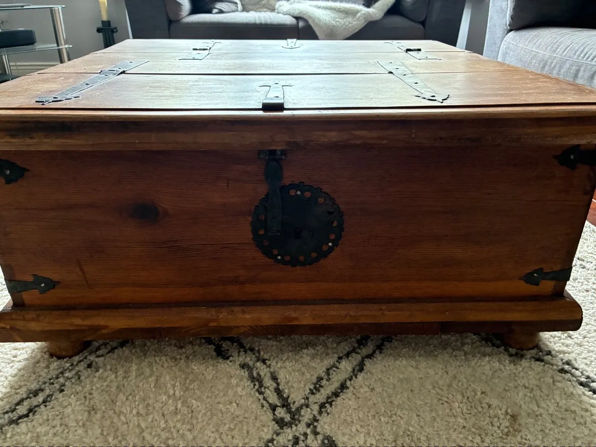 Solid wood chest - Image 3