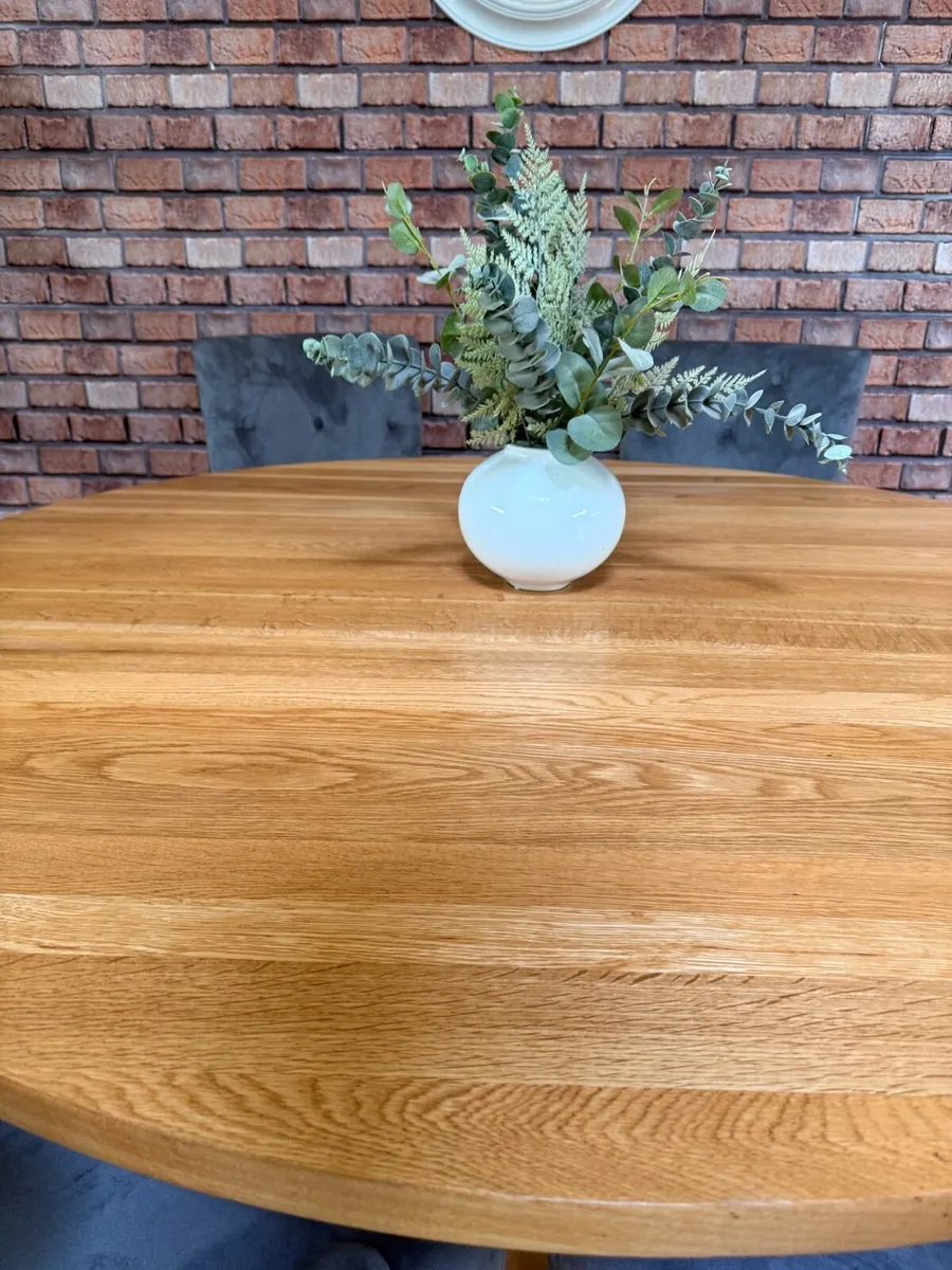 Solid oak kitchen table & 6 chairs (ex-display) - Image 4