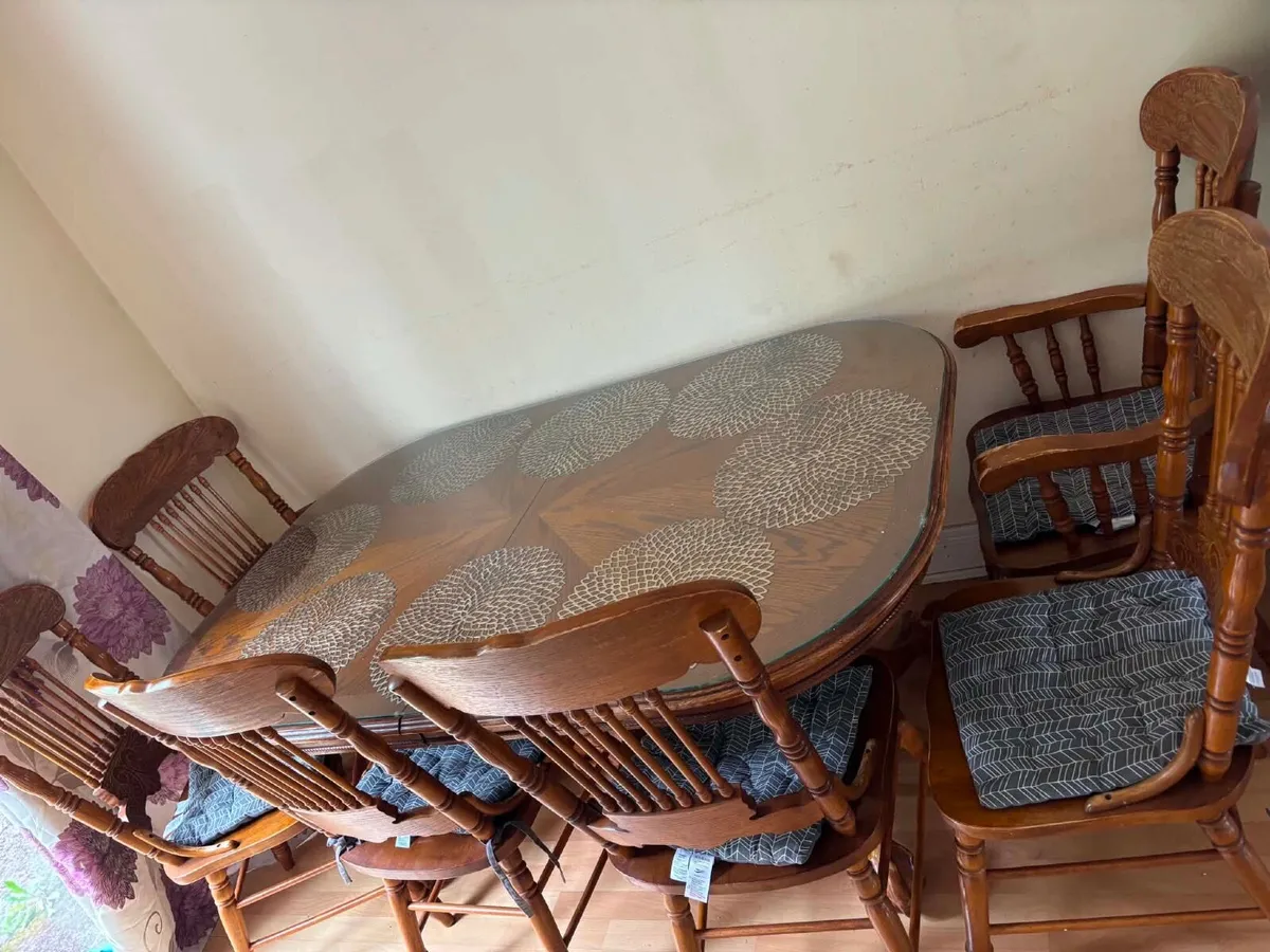 Table and chair - Image 1