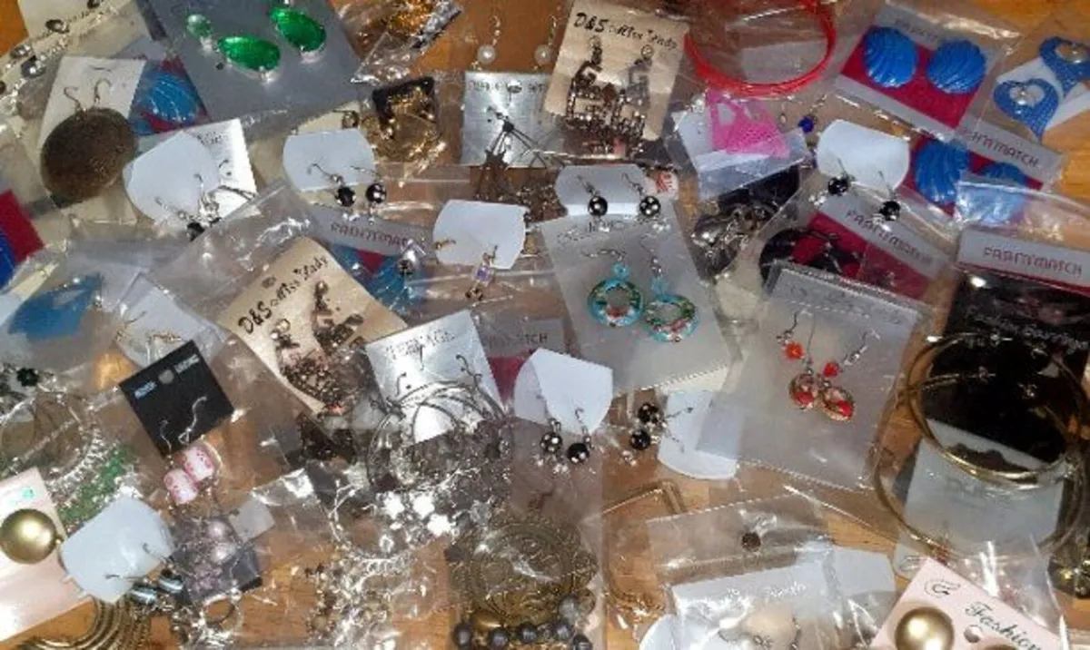 Job Lot 100 Pairs Brand New Earrings Wrapped - Image 2
