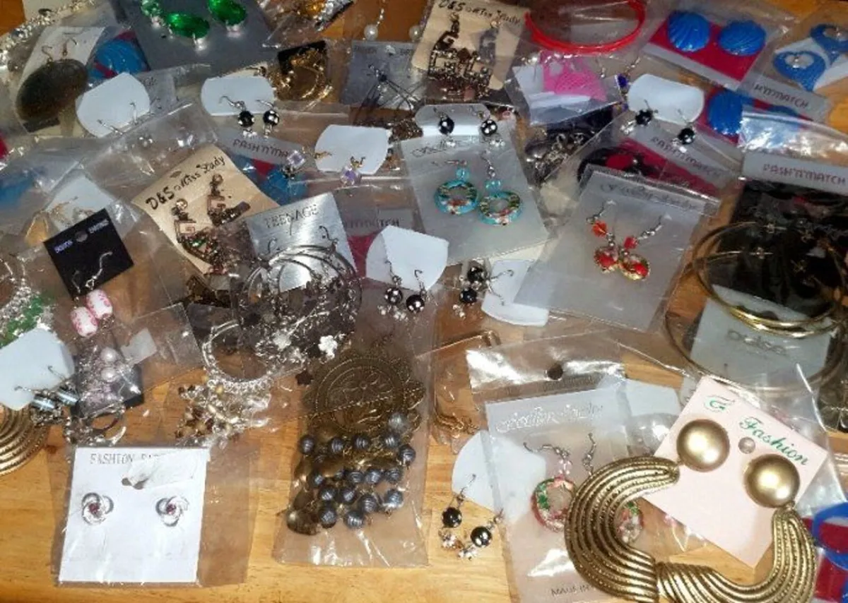 Job Lot 100 Pairs Brand New Earrings Wrapped - Image 3