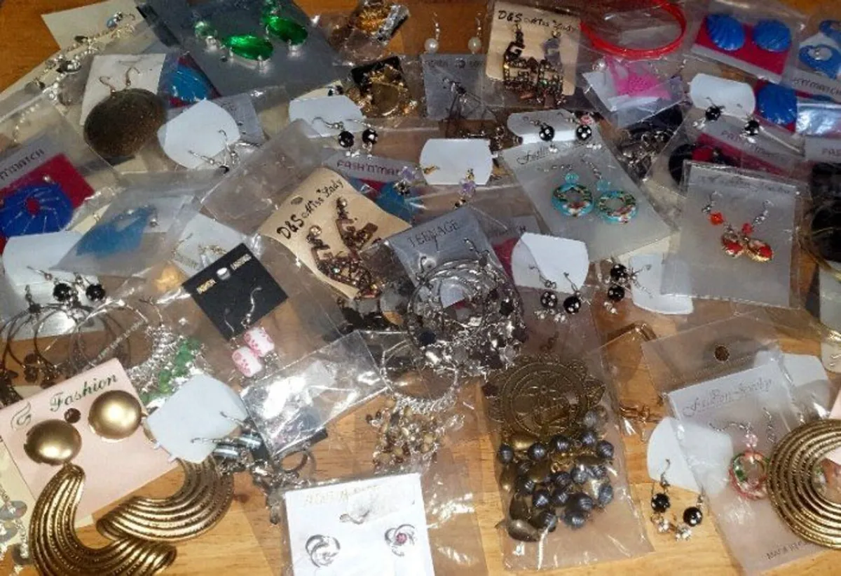Job Lot 100 Pairs Brand New Earrings Wrapped - Image 4