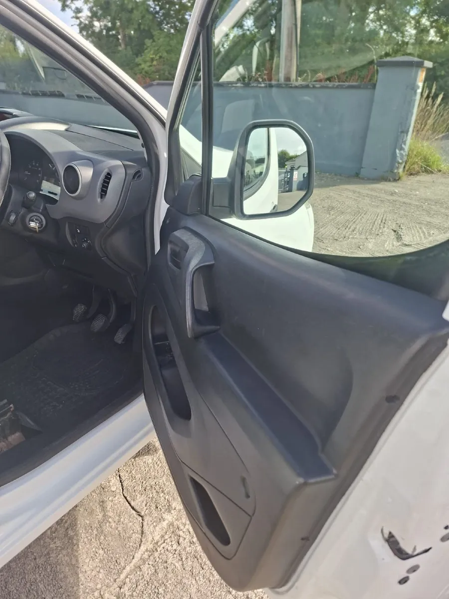 Citroen Berlingo 2011 3 seats - Image 2