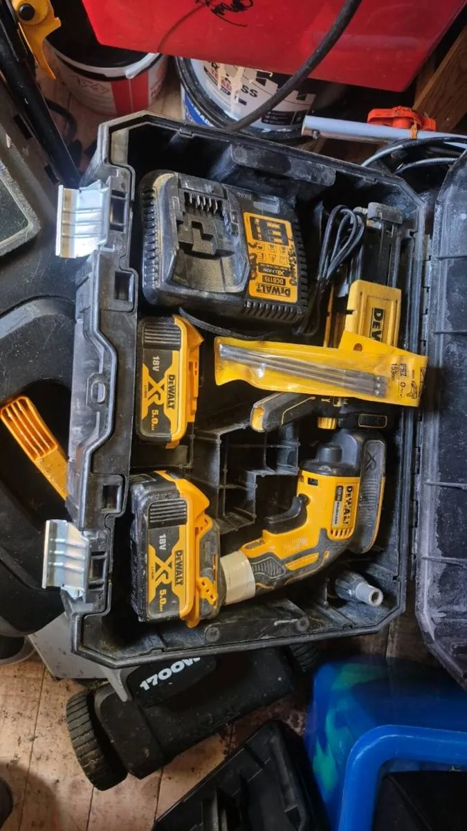 Colatated dewalt screwgun