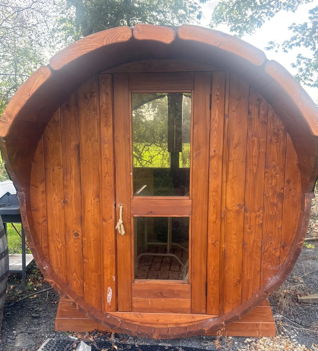 Sauna and cold barrell plunge with step - Image 3