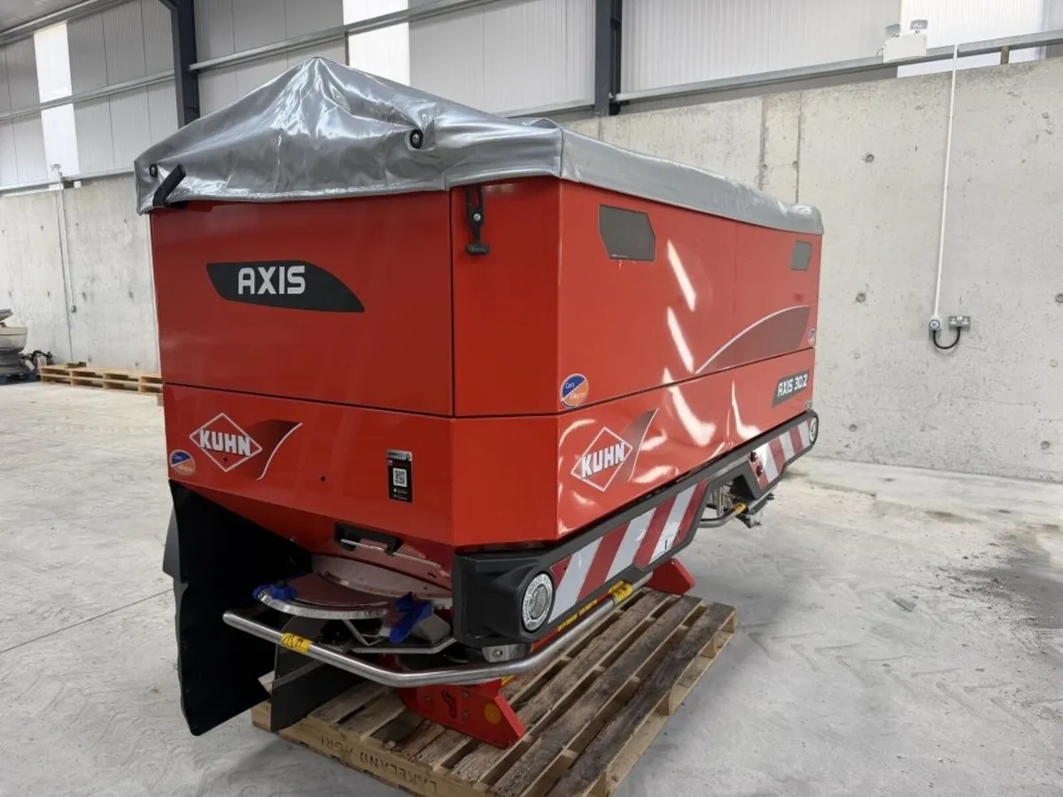 KUHN AXIS 30.2 FERTILISER SPREADER - Image 2