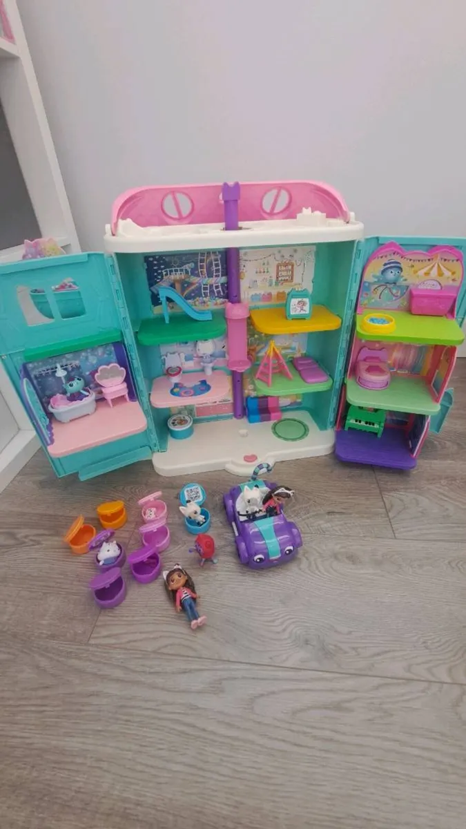 gabby doll house& accesssories - Image 1