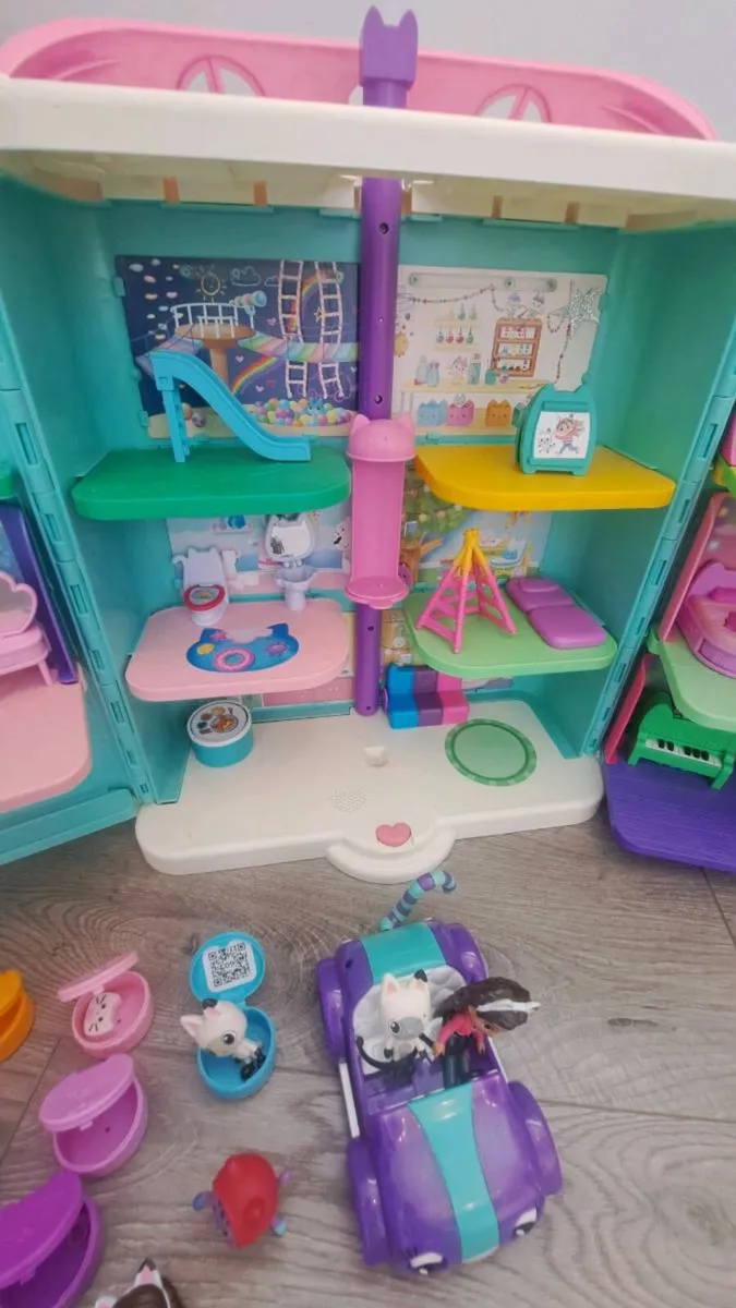 gabby doll house& accesssories - Image 2