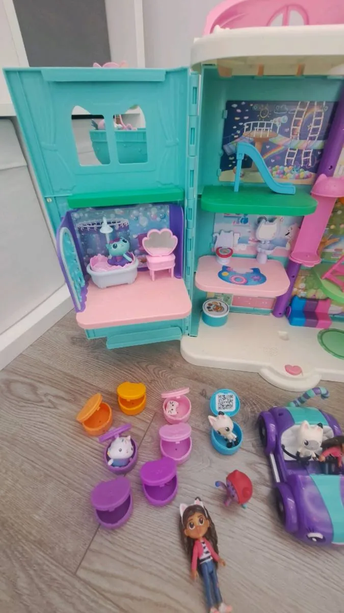 gabby doll house& accesssories - Image 3