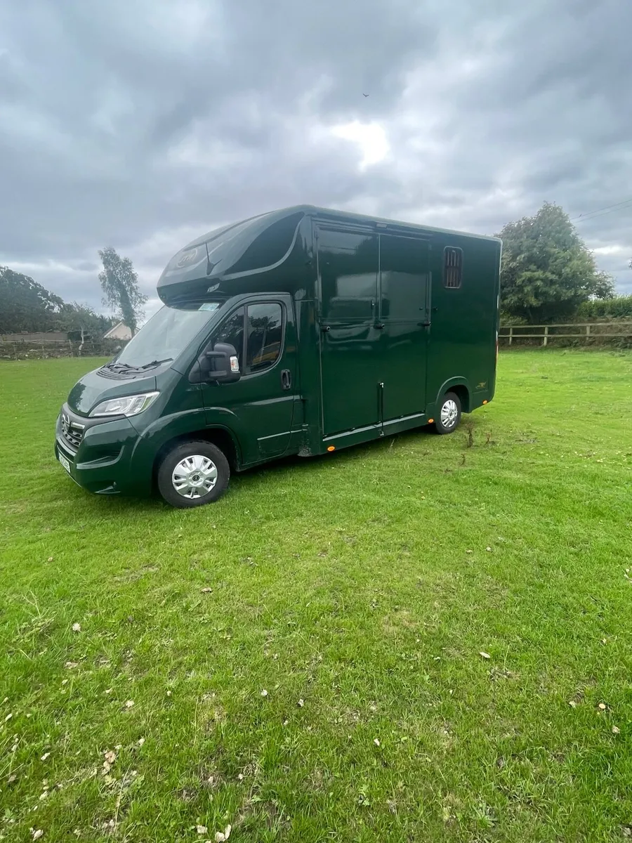 Horse box - Image 1