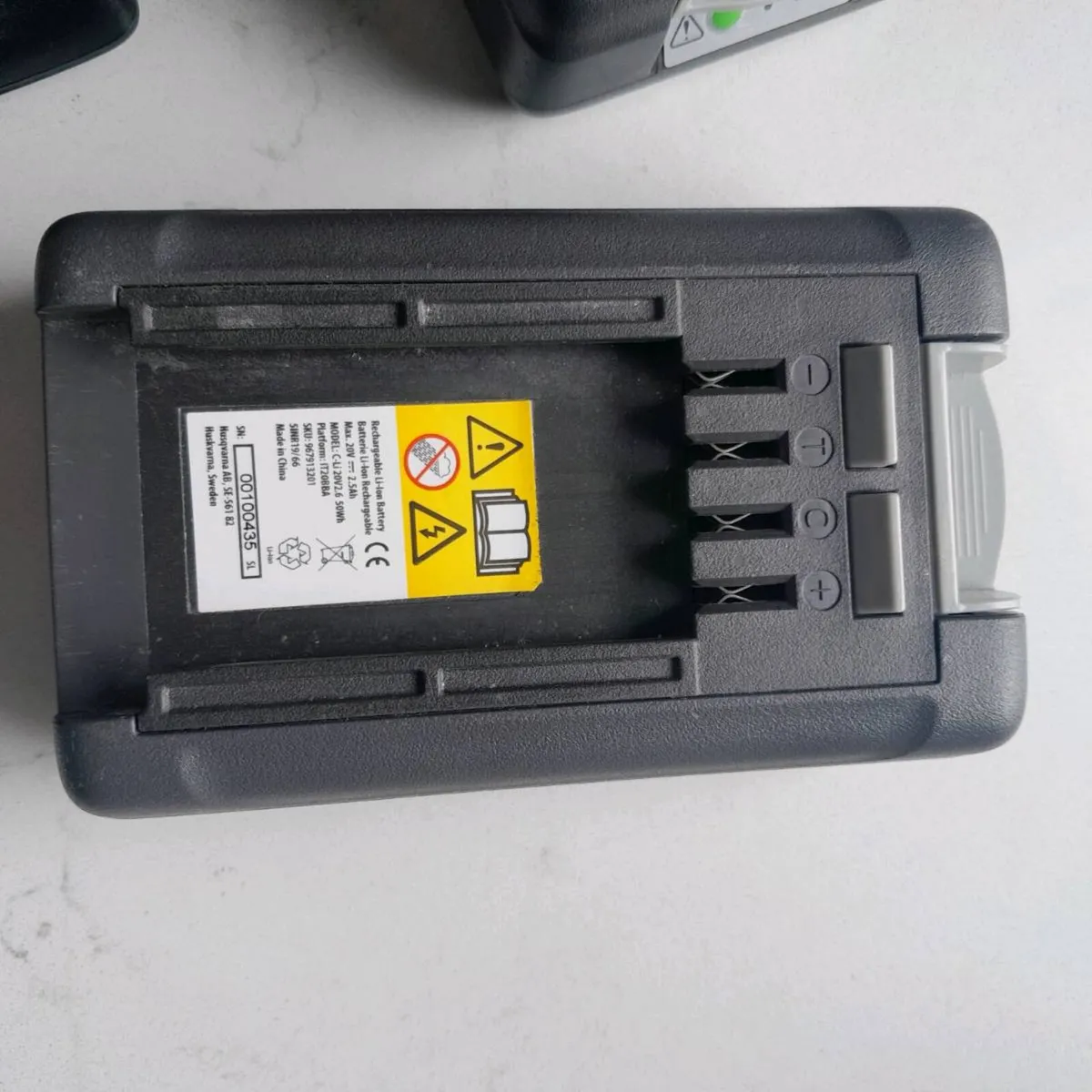 Flymo battery 20v and charger - Image 2