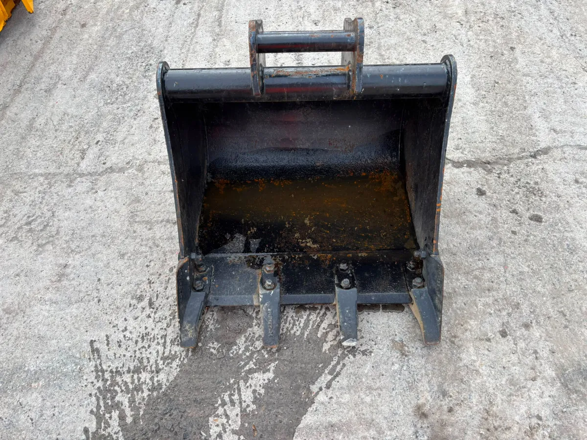 excavator digging bucket - Image 1