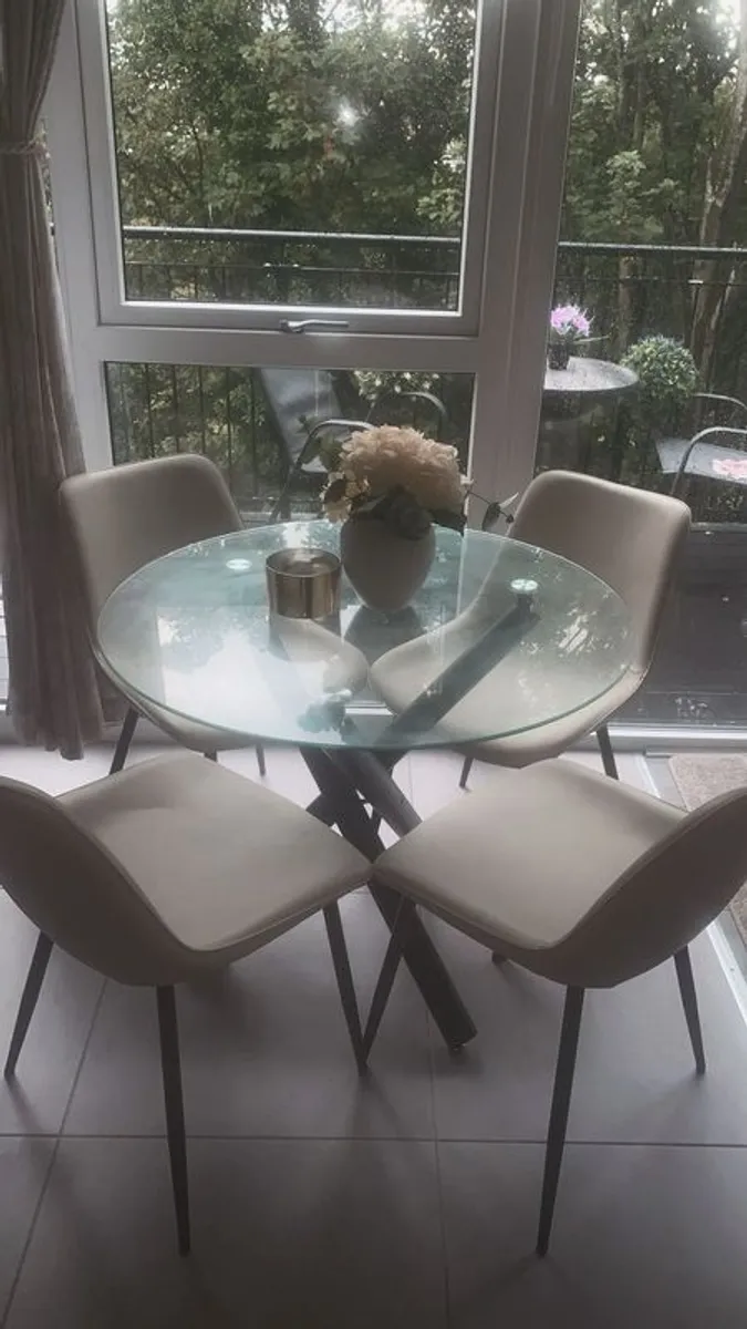table and  chairs - Image 1