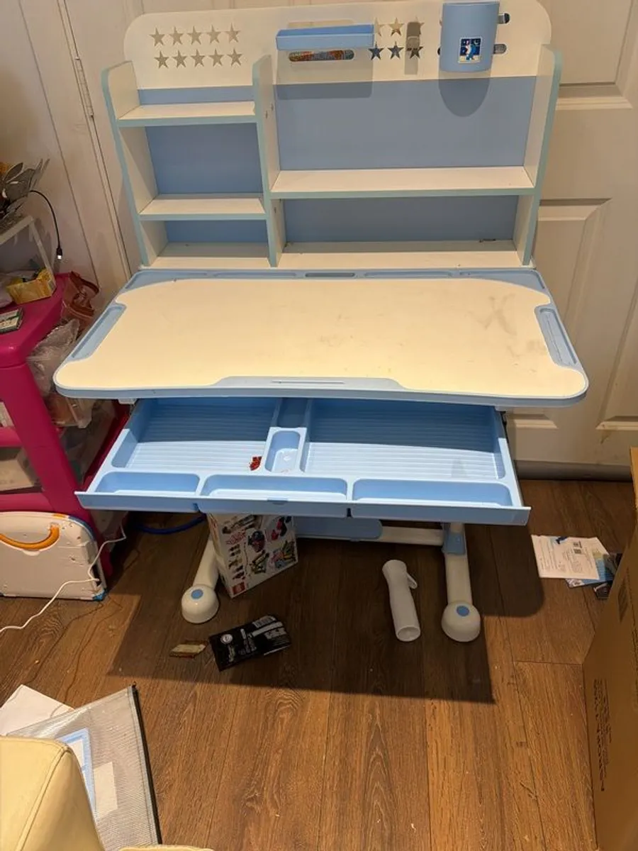 childs desk - Image 3