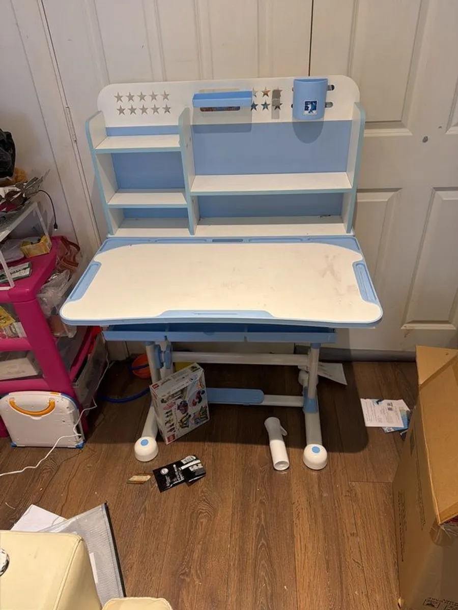 childs desk - Image 1
