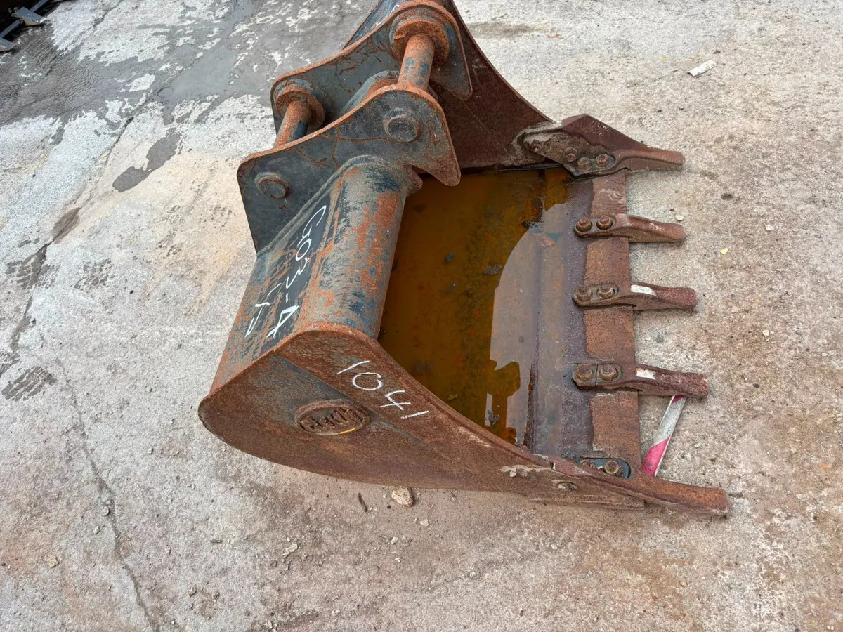 Excavator digging bucket - Image 2