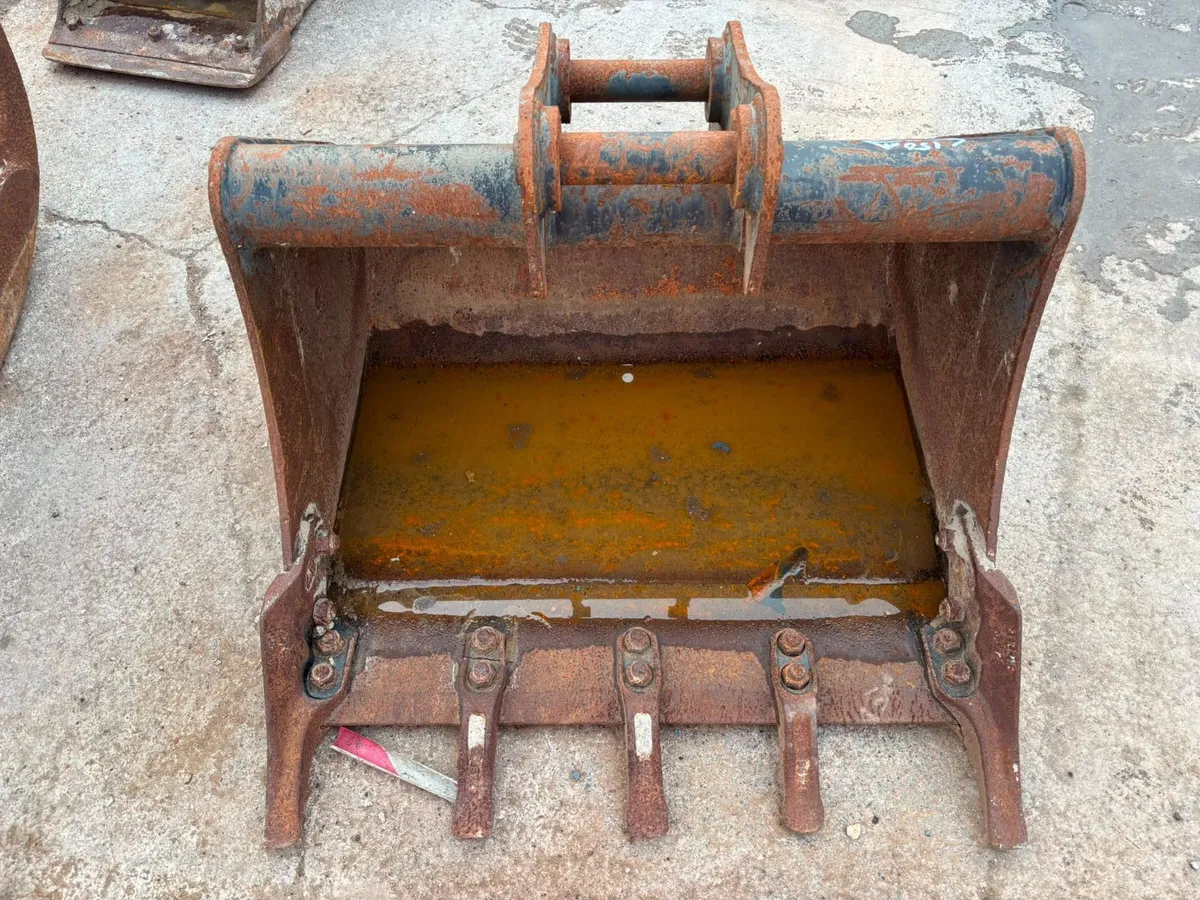 Excavator digging bucket - Image 1