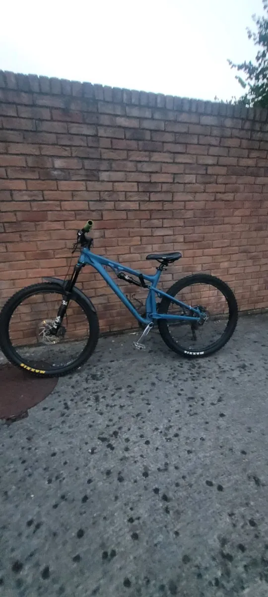 Mountain bike - Image 1