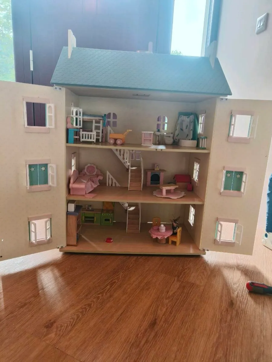 Cherry Tree Hall wooden dolls house (Le Toy Van) - Image 2