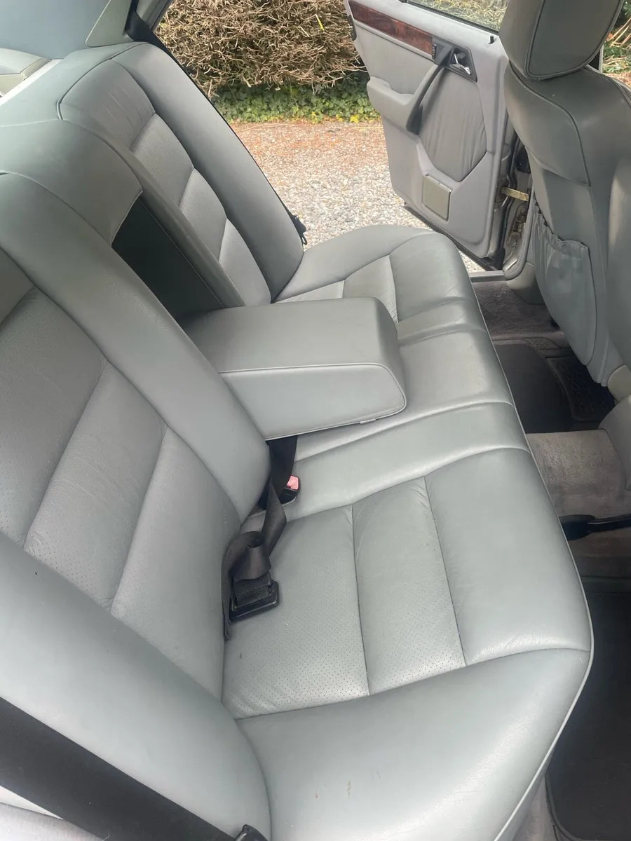 W124 Mercedes & Leather Seats - Image 1