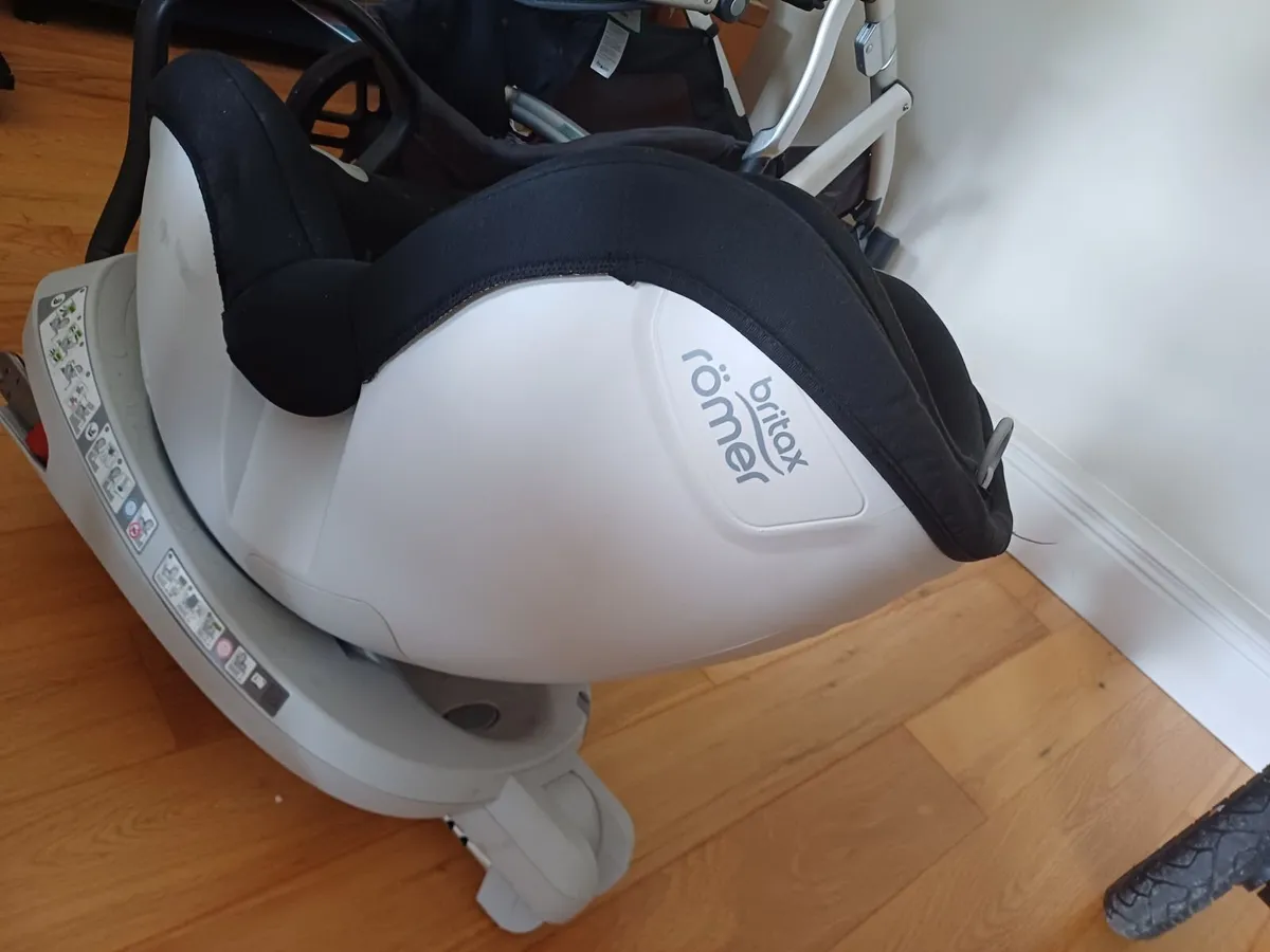 Britax Romer car seat free mirror included - Image 2