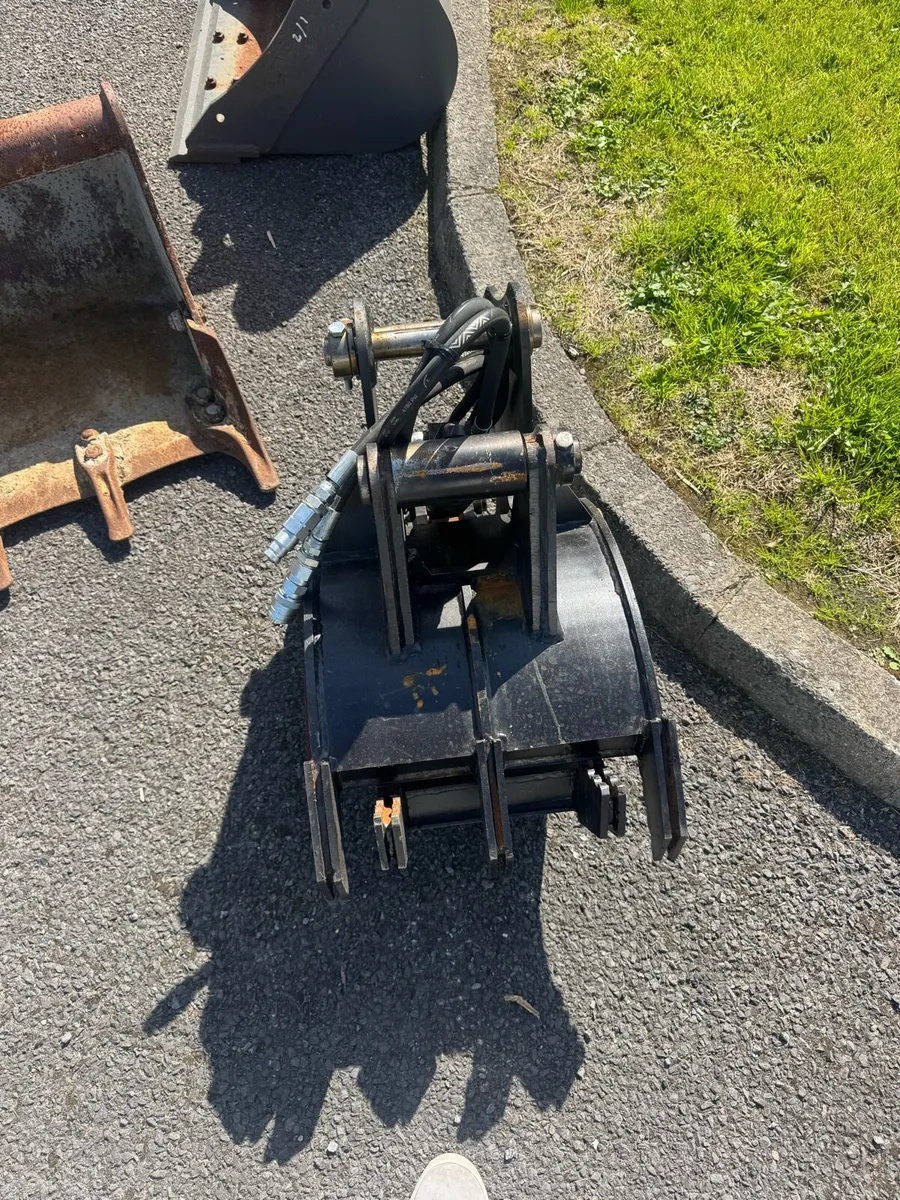 Grab and buckets for a 3 ton digger - Image 1