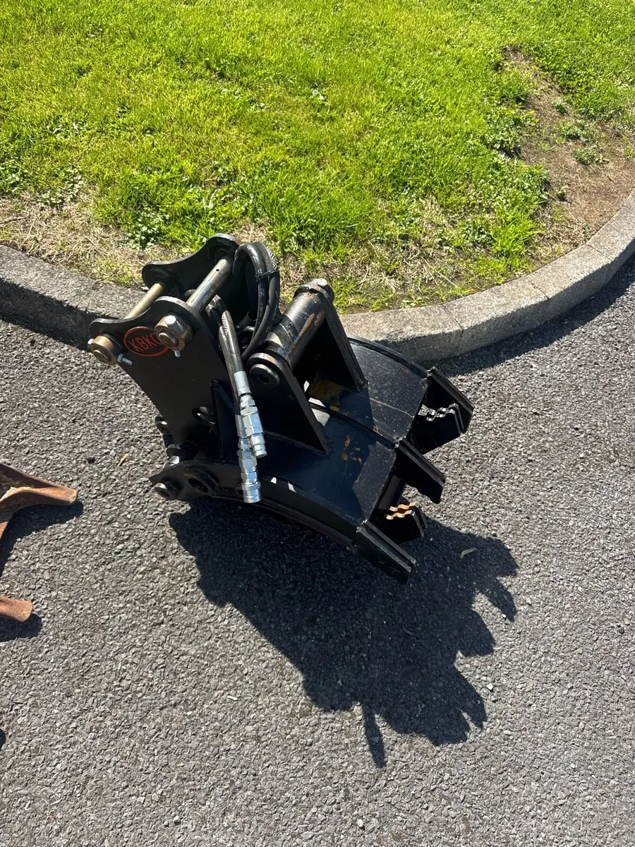 Grab and buckets for a 3 ton digger - Image 2