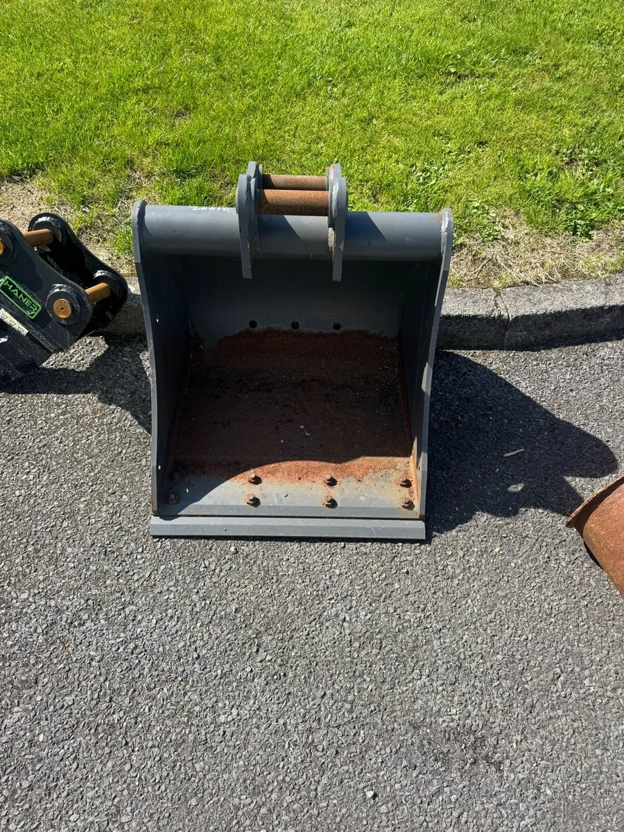 Grab and buckets for a 3 ton digger - Image 3