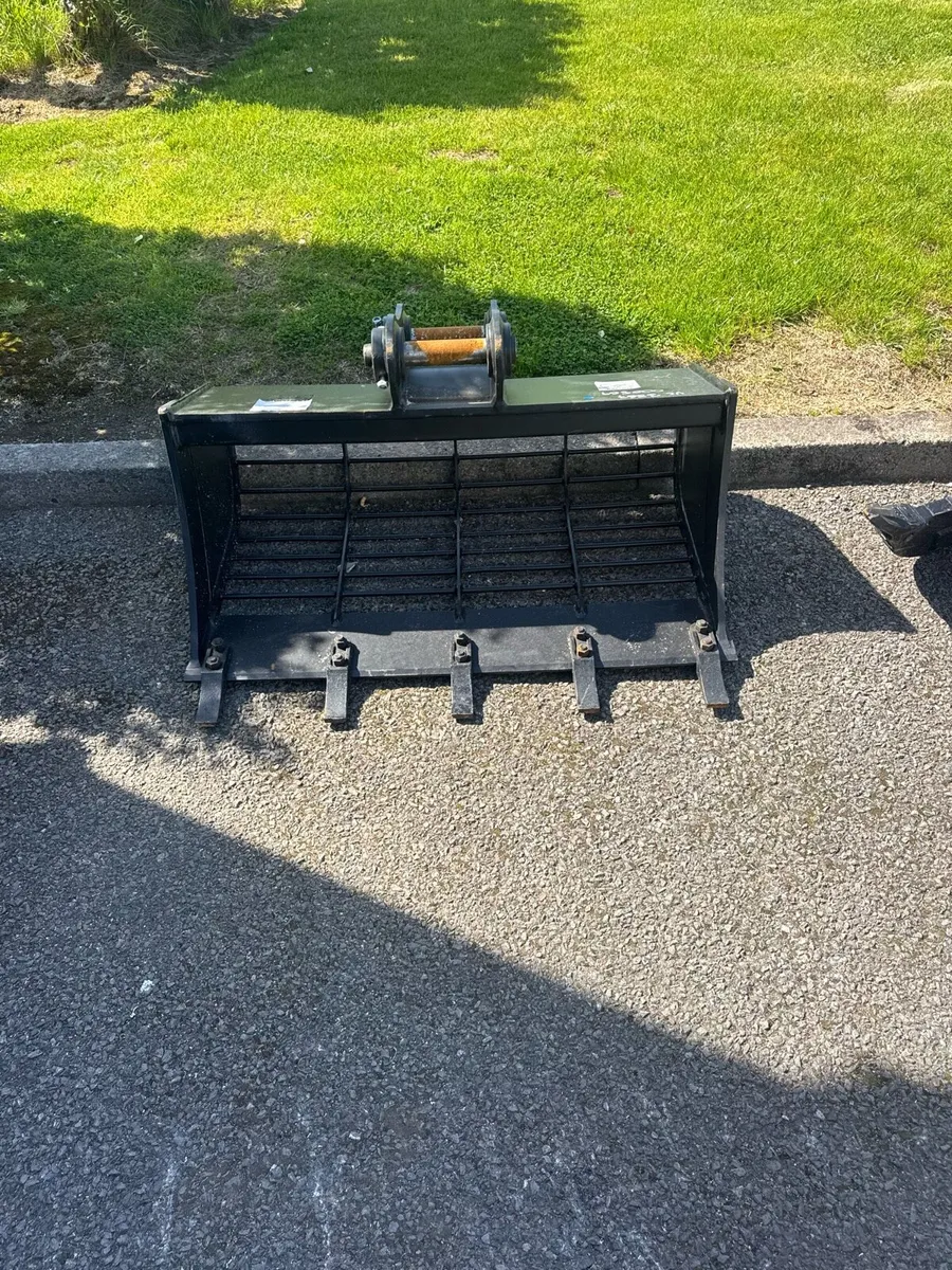 Grab and buckets for a 3 ton digger - Image 4