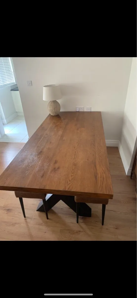 Long table with 2 elegant benches