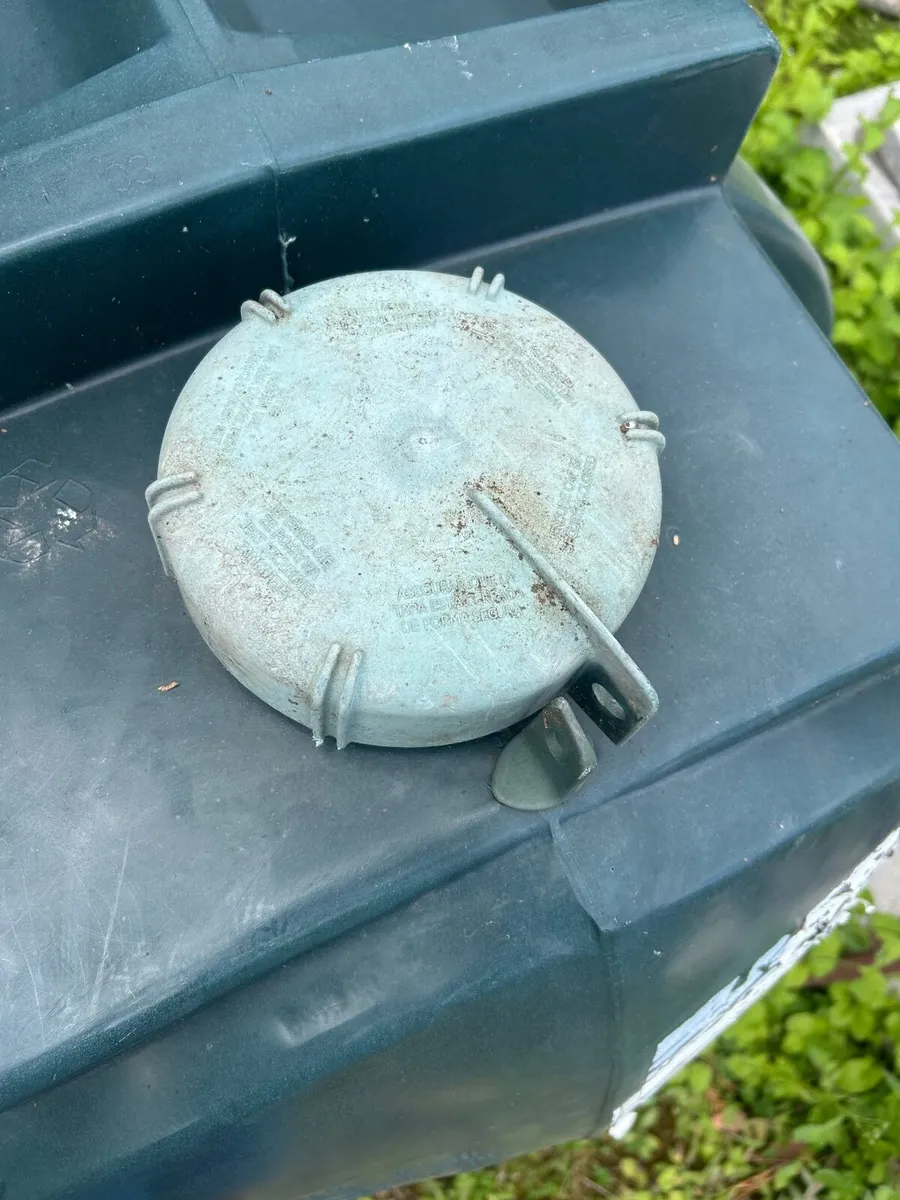 Oil tank - Image 1